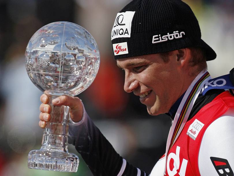 Raich con la coppa di cristallo attribuita al vincitore della classifica generale di coppa del Mondo, vinta nel 2006
